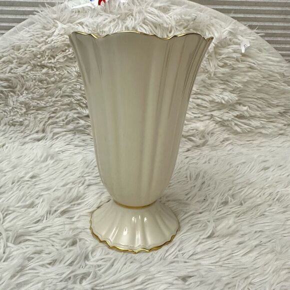 Lenox Vintage Ivory Gilded Symphony Scalloped‎ Rimmed Vase Footed 8” - Picture 1 of 9